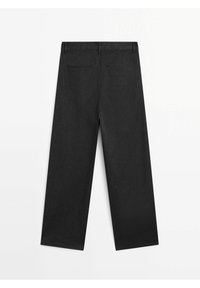 Pantalon noir à jambes larges avec passants de ceinture et deux poches passepoilées à l’arrière, présenté à plat sur fond blanc.