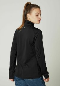 Schwarzes Langarmtop mit hohem Kragen, aus einem glatten, elastischen Material gefertigt. Verfügt über ein dezentes Logo auf dem Rücken und ein figurbetontes Design.