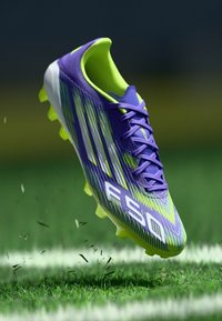 adidas Performance F50 LEAGUE 2G/3G AG - Ghete de fotbal pentru teren tare - purple rush/footwear white/lucid lemon