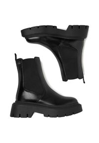 Čierne chelsea čižmy s hladkým koženým vrchom, elastickými bočnými panelmi, hrubou gumovou podrážkou s robustným dezénom a s ťahacím pútkom pre ľahké obúvanie.