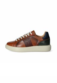 Sneaker in pelle marrone con accenti verde e marrone scuro. Presenta lacci bianchi, una suola testurizzata e un design minimalista. Stile casual.