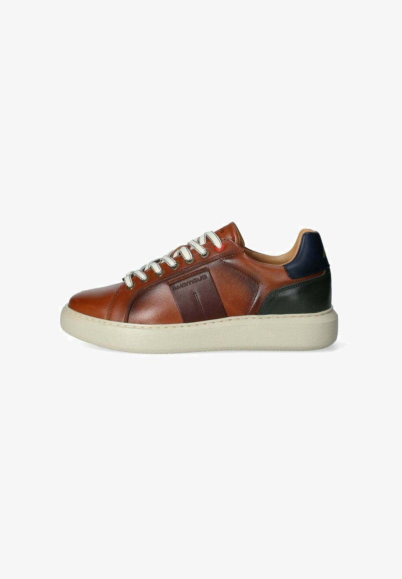 Sneaker in pelle marrone con accenti verde e marrone scuro. Presenta lacci bianchi, una suola testurizzata e un design minimalista. Stile casual.