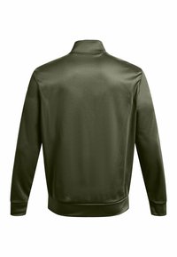 Khaki-grüner, glatttexturierter Mantel mit Stehkragen, langen Ärmeln und figurnahem Saum; besitzt keine sichtbare Hardware oder Akzente.