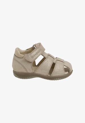 Beige kindersandaal met synthetisch bovenwerk, open teenontwerp, klittenbandsluiting en een geconfectioneerde zool voor grip. Heeft uitsnijdingen aan de zijkanten voor ademend vermogen.