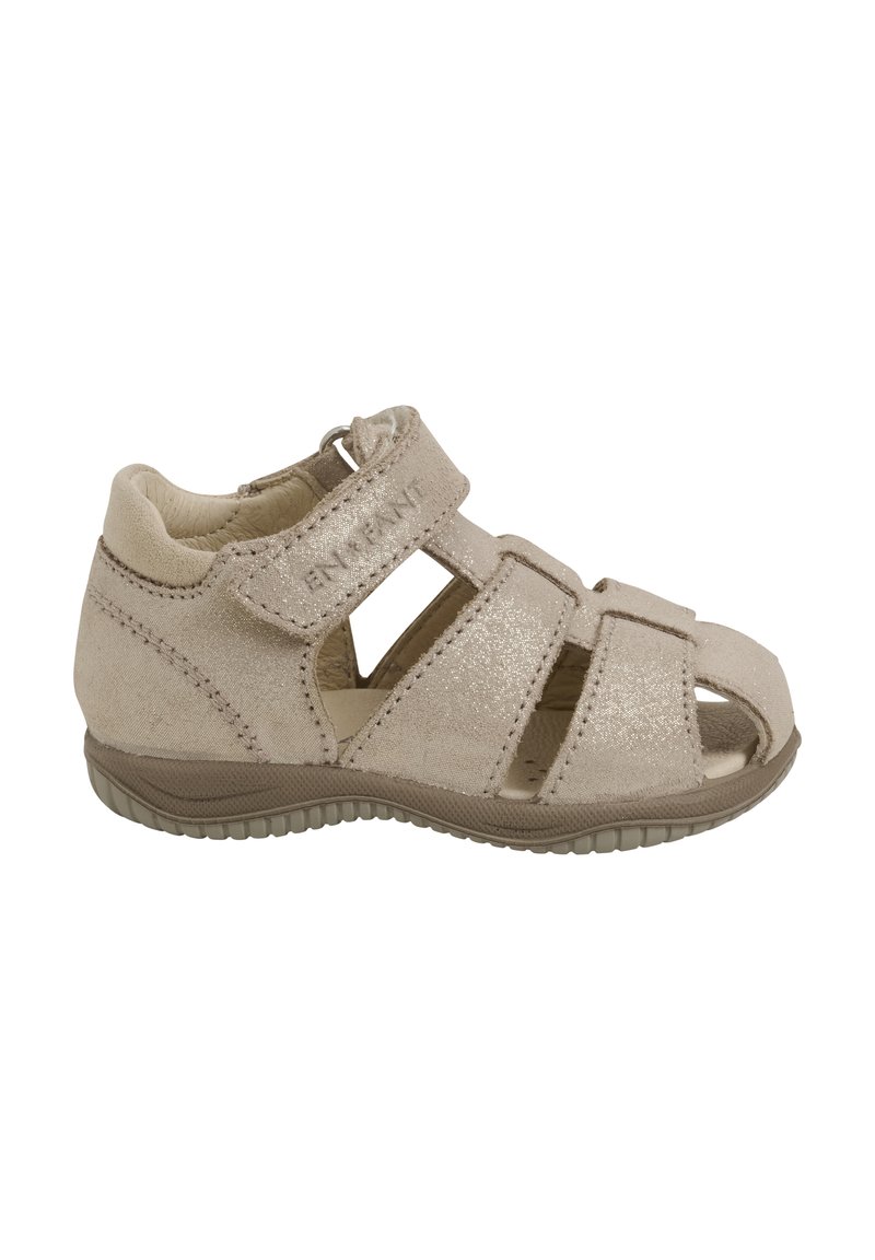 Beige barnsandaler med syntetiskt skaft, öppen tå-design, kardborreband och en strukturerad sula för grepp. Har utskurna sidor för ventilation.