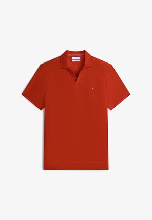 Červené polo tričko s krátkými rukávy z texturované látky, výstřihem do V a malým logem Tommy Hilfiger na levé straně hrudi.