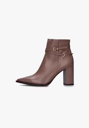 Stivale alla caviglia in pelle marrone con punta affusolata, design strutturato e tacco a blocco. Presenta una cinghia con dettaglio di fibbia.