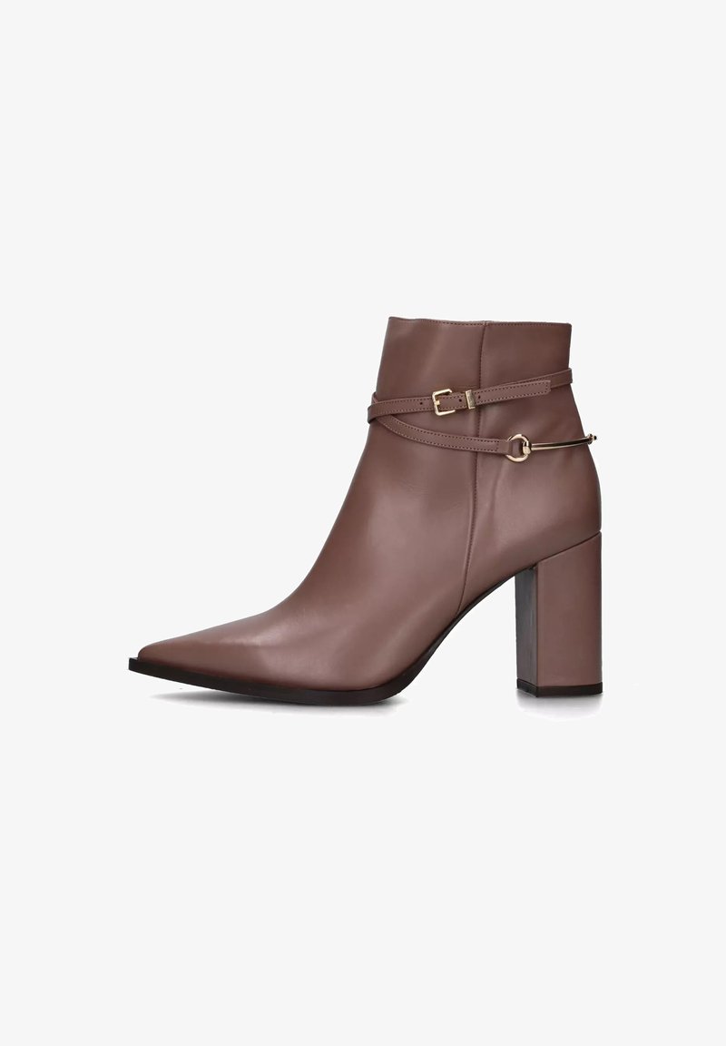 Stivale alla caviglia in pelle marrone con punta affusolata, design strutturato e tacco a blocco. Presenta una cinghia con dettaglio di fibbia.