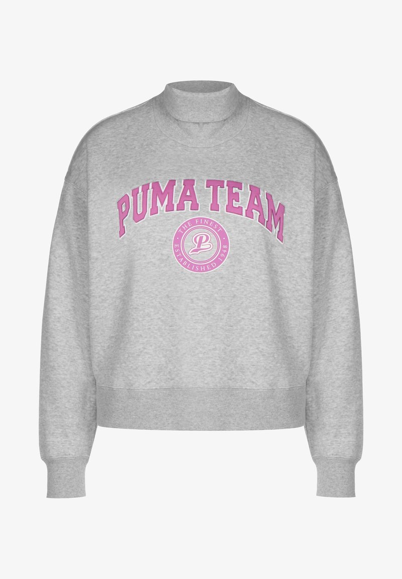 Sudadera gris con cuello alto, que presenta "PUMA TEAM" en texto rosa y un logo redondo debajo. Puños y dobladillo acanalados. Material de mezcla de algodón.