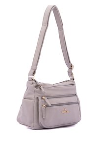 Borsa a mano in pelle grigia con tracolla regolabile, due tasche frontali con zip, hardware dorato e finitura texturizzata. Design compatto e pratico.