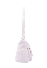 Borsa a spalla bianca in pelle con un design strutturato, dotata di due tasche con cerniera, un lato piatto e una lunga tracolla regolabile.
