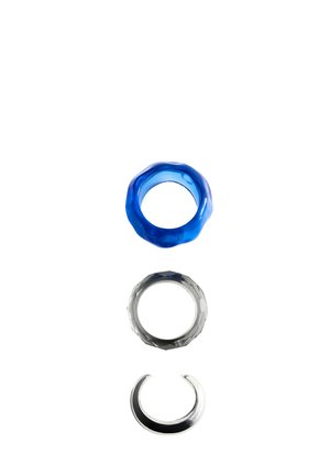 Tres anillos circulares sobre un fondo blanco: anillo azul texturizado, gris facetado y anillo de metal plateado abierto.