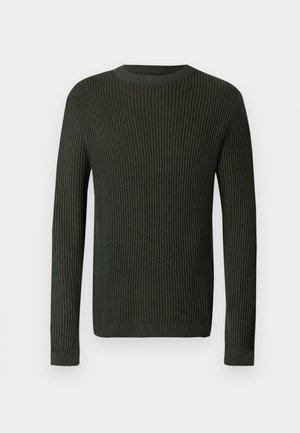 Mørkegrønn ribbestrikket langermet crewneck genser med et lett teksturert strikkemønster på en lys bakgrunn.