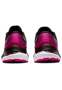 Paire de chaussures de course noires et roses vues de dos, mettant en avant des semelles blanches texturées et des bandes réfléchissantes au talon.