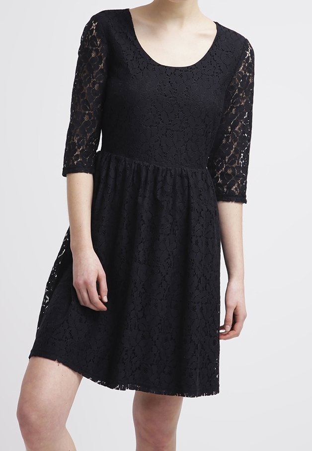 Schwarzes Spitzenkleid mit Dreiviertelärmeln und runder Ausschnitt. Verfügt über einen ausgestellten Rock und ein filigranes Spitzenmuster durchgehend.