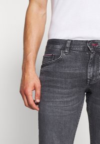 Tommy Hilfiger Vaqueros rectos - black denim