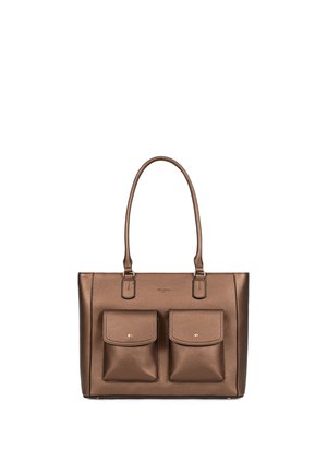 Borsa tote in pelle marrone con due tasche frontali, manici corti e sottili dettagli di trama, su sfondo bianco.