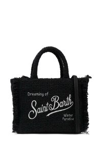 Borsa a tracolla nera intrecciata con bordi sfrangiati, caratterizzata da testo ricamato bianco "Sognando Saint Barth" e "Paradiso Invernale". Include manici superiori e una tracolla.
