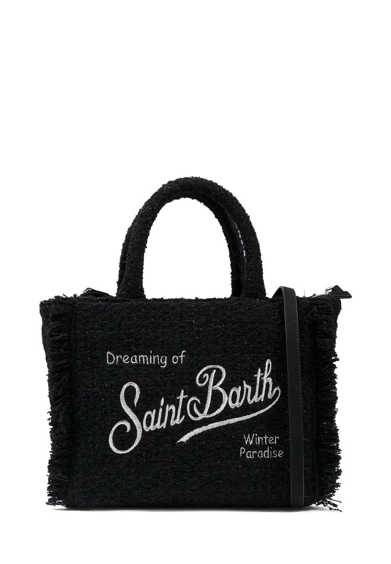 Borsa a tracolla nera intrecciata con bordi sfrangiati, caratterizzata da testo ricamato bianco "Sognando Saint Barth" e "Paradiso Invernale". Include manici superiori e una tracolla.