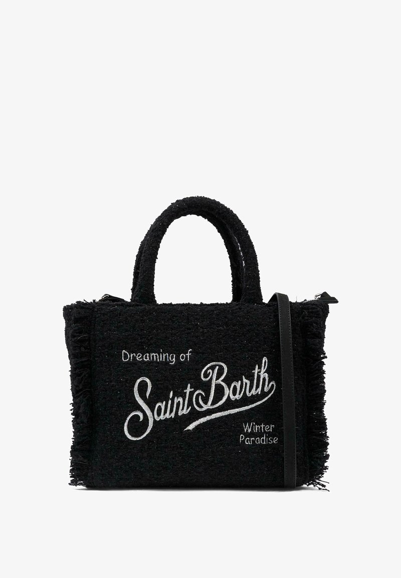 Sac en toile noir avec bords effilochés, arborant un texte brodé blanc "Rêvant de Saint Barth" et "Paradise d'Hiver". Comprend des anses supérieures et une bandoulière.