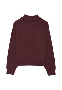 Maglione lavorato a maglia bordeaux con colletto alto, spalle scese e maniche lunghe; texture liscia e lunghezza corta.
