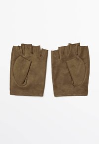 Brune, fingerløse handsker lavet af ruskind; har en glat overflade, syede kanter og polstrede tommeområder.