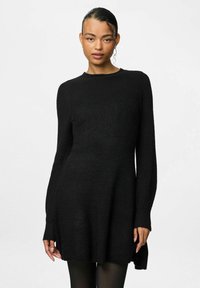 Abito nero lavorato a maglia con maniche lunghe, scollatura tonda e tessuto testurizzato. Fessure laterali evidenti e vestibilità rilassata.