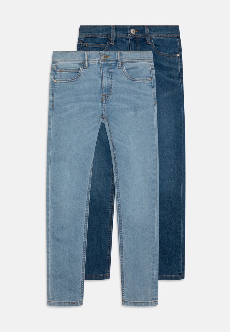 Divas pāris džinsu bikses, kas sakārtotas, viens gaiši zils un viens tumši zils, ar piecu kabatu dizainu un taisnu kāju griezumu.