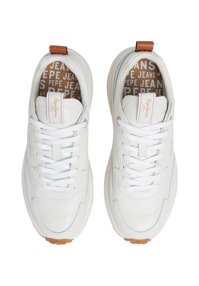 Weiße Sneakers mit einer glatten Lederoberfläche, texila Futter, runder Zehenpartie und kontrastierender brauner Gummisohle. Mit Schnürverschluss und Logo-Elementen.