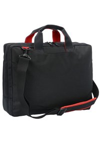 Maletín de tela negra con acentos rojos, dobles asas superiores, correa de hombro removible, forma rectangular, cierre de cremallera y superficie texturizada.