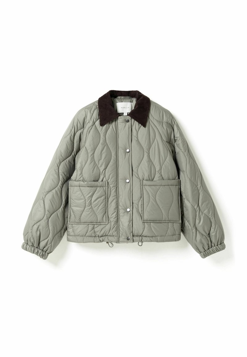 Veste matelassée vert clair avec deux grandes poches sur le devant, un col en velours côtelé marron foncé et des boutons-pression. Les manches ont des poignets élastiques.