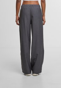 Grijze wijde broek met een elastische tailleband, gemaakt van een zachte stof, met een gladde textuur en een ontspannen pasvorm.