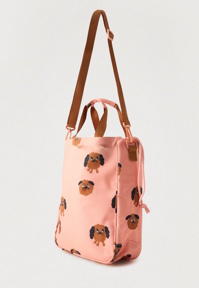 Bolsa retangular rosa com alça ajustável castanha, decorada com rostos de cães de desenho animado repetidos, com orelhas pretas e expressões tristes.