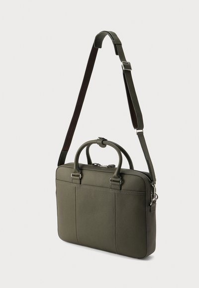 Δερμάτινος χακί χαρτοφύλακας με διπλές επάνω λαβές και αποσπώμενο ρυθμιζόμενο ιμάντα. Διαθέτει κλείσιμο με φερμουάρ και λεία υφή.