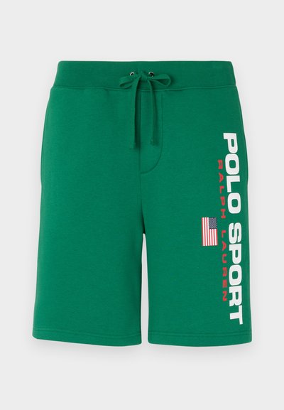 Gröna bomullsshorts med elastisk midja och dragsko. Har 'POLO SPORT' och 'RALPH LAUREN' tryckt i vitt och rött, med en liten amerikansk flagga.