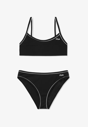 Maillot de bain deux pièces noir avec passepoil blanc, comprenant un haut style brassière de sport et un bas bikini, tous deux marqués du logo FILA.