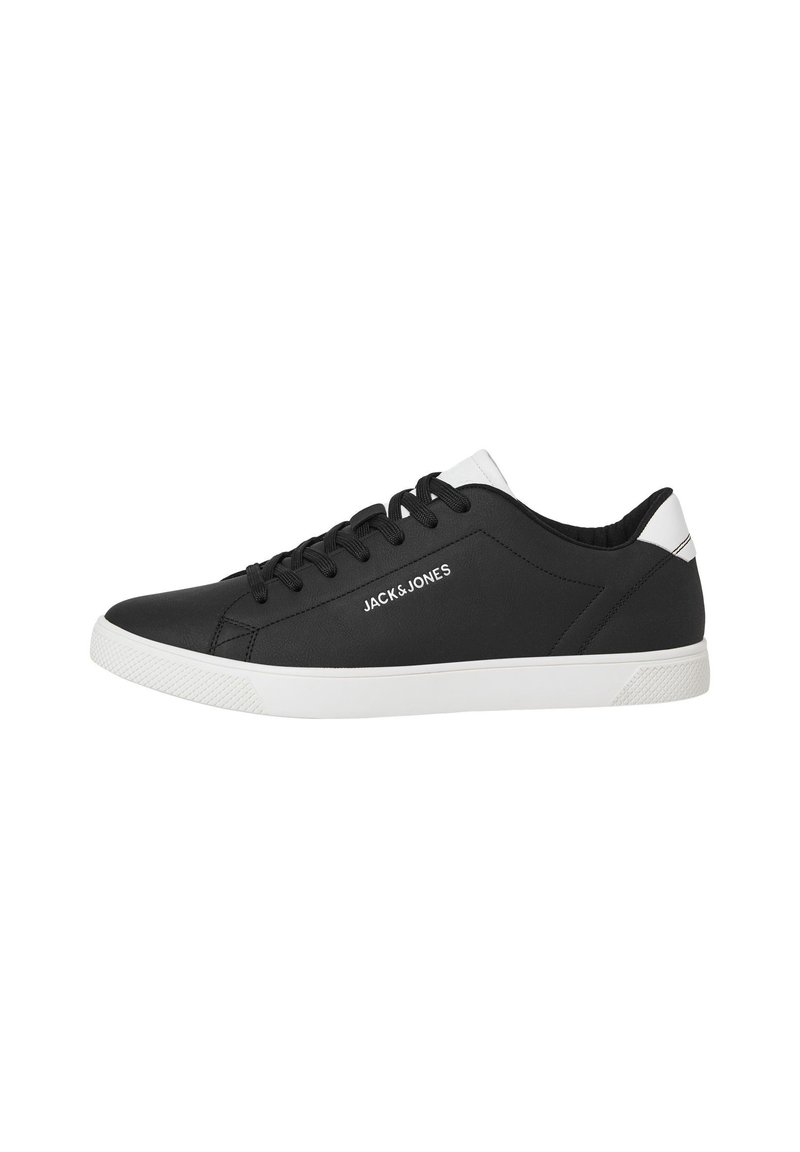Sorte sneakers lavet af syntetisk materiale med en glat tekstur, hvid gummisål, sorte snørebånd og et diskret logo på siden.
