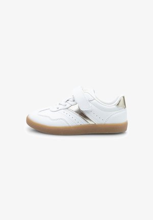 Fehér sneaker, fémes arany díszítésekkel, szövet felsőrésszel, perforált textúrával, egyszerű fűzős és tépőzáras rögzítéssel, valamint világosbarna gumitalppal.