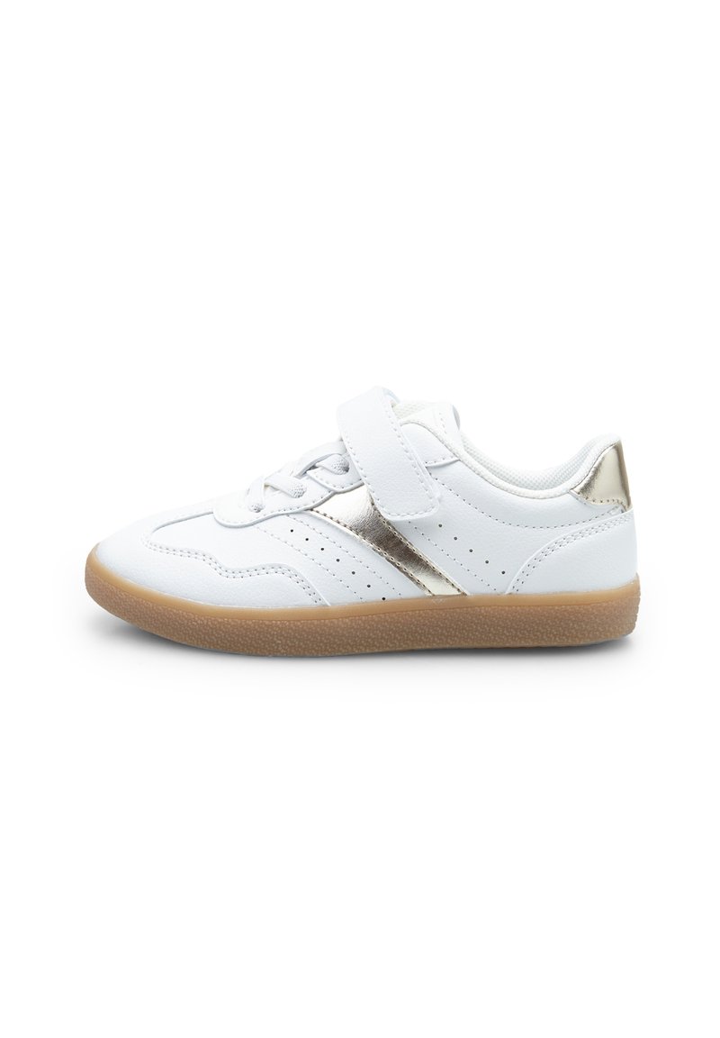 Weißer Sneaker mit metallisch goldenen Akzenten, Obermaterial aus Stoff, perforierte Textur, einfache Schnürung und Klettverschluss sowie einer tanfarbigen Gummisohle.