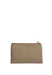 Bolso de mano de nylon marrón con una cremallera roja. Presenta una textura suave y una forma rectangular. Acentuado con un pequeño lazo de hardware.