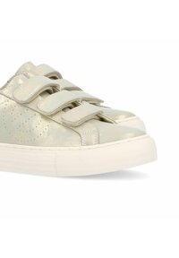 Metalen zilveren sneaker met drie klittenbandsluitingen, ronde neus en gestructureerde witte rubberen zool. Geperforeerd ontwerp aan de zijkanten.