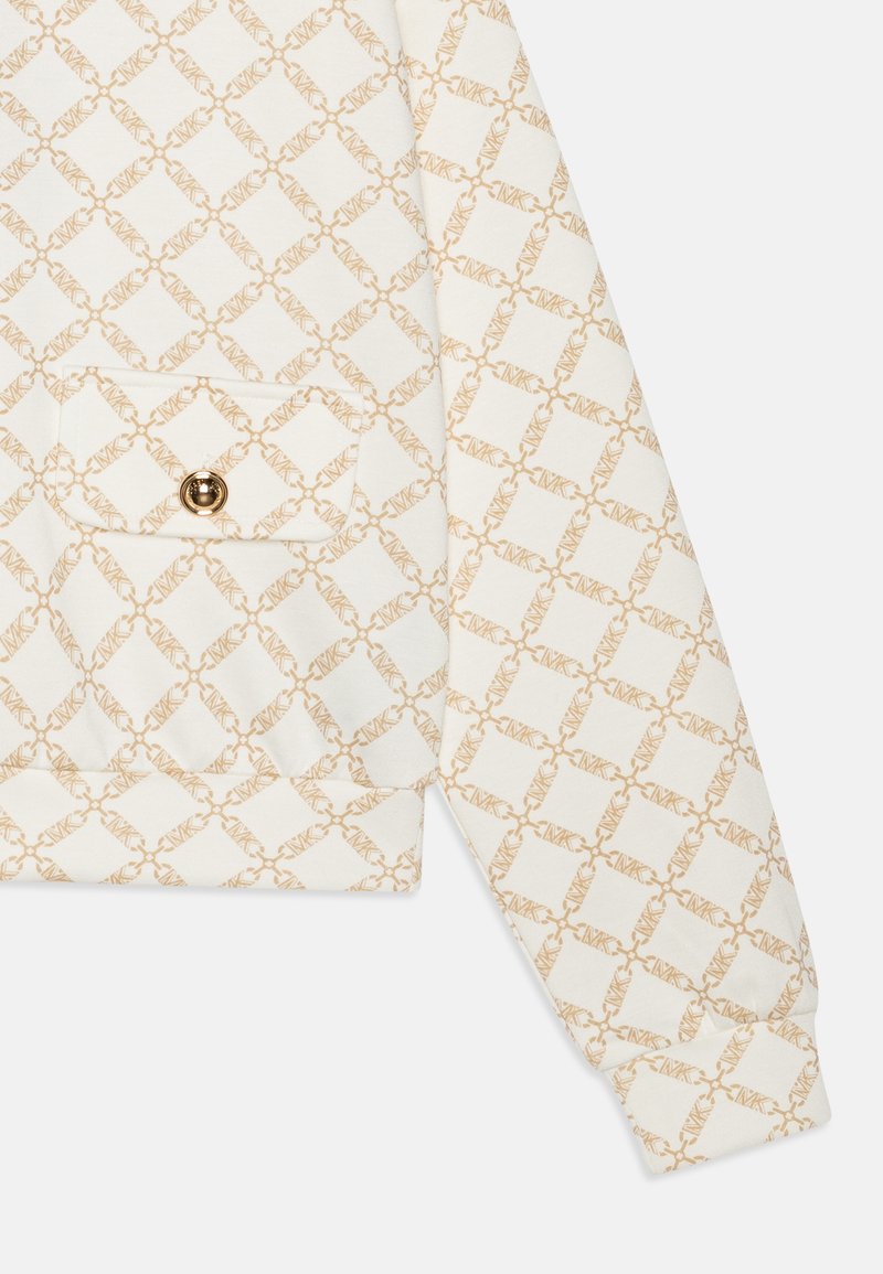 Felpa bianca con un intricato motivo a diamante beige, caratterizzata da una tasca a patta e dettagli in bottone dorato sulla parte anteriore e sui polsini.