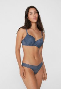 BH- und String-Set aus dunkelblauer Spitze mit floralen Mustern; der BH verfügt über ein Unterbrustdesign und verstellbare Träger.