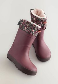 Bottes en caoutchouc étanches de couleur violette avec un revers en tissu à motif floral, doublure en polaire et semelle en caoutchouc texturé pour une meilleure adhérence.