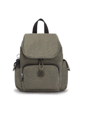 Zaino khaki con chiusura a pattina, spallacci regolabili, tasca anteriore con zip e dettagli con logo. Realizzato in materiale strutturato e resistente.
