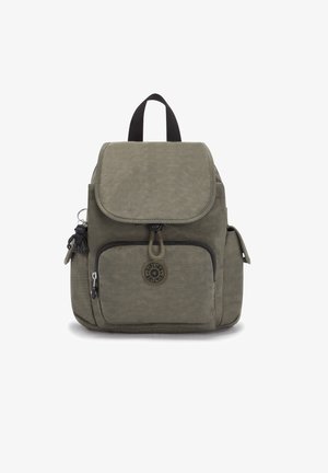 Khaki batoh s klopou, nastavitelnými popruhy, přední kapsou na zip a akcentem loga. Vyrobeno z odolného strukturovaného materiálu.
