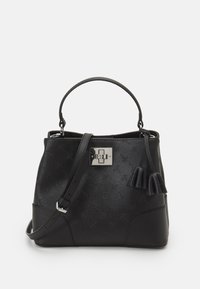 Sort håndtaske med en struktureret overflade, der har en metalklap, kort håndtag og en aftagelig skulderrem med frynseaccent.