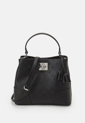 Borsa nera con superficie testurizzata, dotata di chiusura metallica, manico corto e tracolla removibile con dettagli a frange.