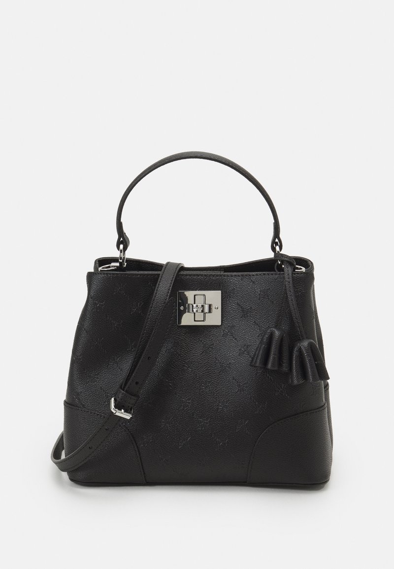 Sort håndtaske med en struktureret overflade, der har en metalklap, kort håndtag og en aftagelig skulderrem med frynseaccent.