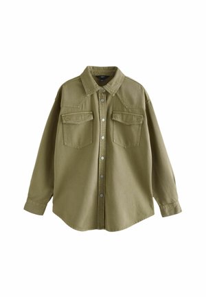 Kurtka koszulowa w oliwkowo-zielonym kolorze z dwoma kieszeniami na piersi z patkami i długimi rękawami, przedstawiona na białym tle.